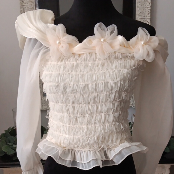 Chic Cream Blouse with Floral Details - Picture 9 of 10